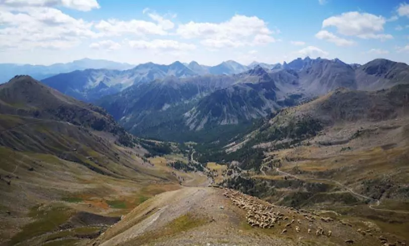 Vue panoramique du col de la Bonette